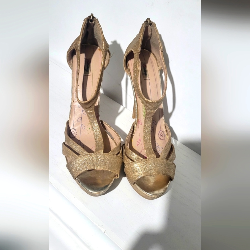 Heels - Picture 2 of 3